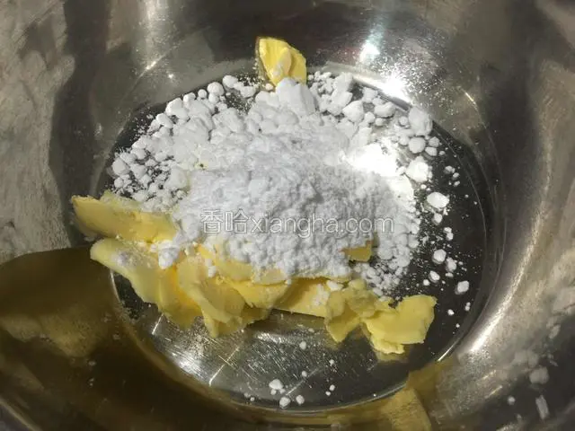 把软化好的黄油放到盆里，加入糖粉和奶粉，用电动打蛋器打发。