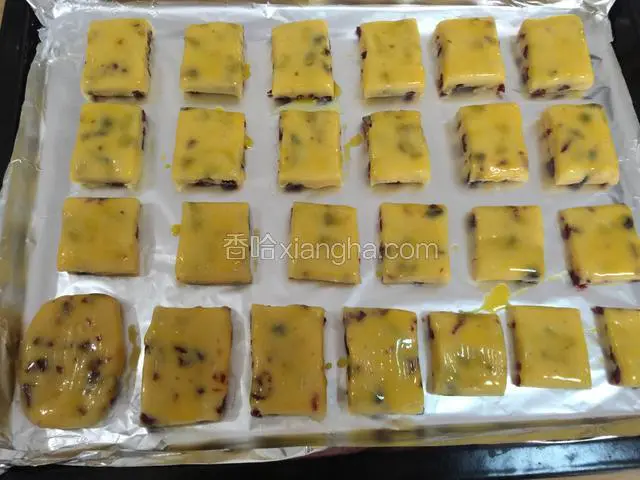 再小面片的表面均匀的刷上蛋黄，再送入预热好的烤箱，中层上下火180度烤15分钟，直到表面金黄色即可。