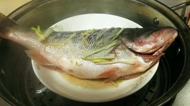 蒸锅里水烧开了就把鱼放入，大火蒸8分钟，关火焖3分钟。