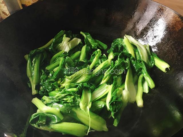 快速翻炒片刻，菜心软了就放盐调味。
