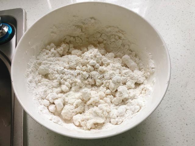 糯米粉里慢慢加入温水，不要一次性倒入。