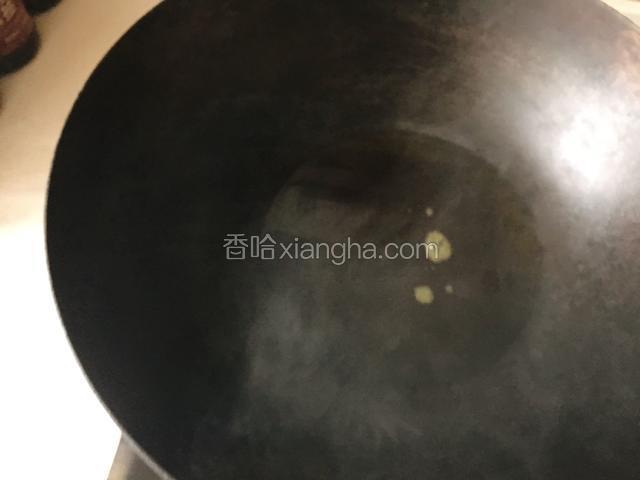 热锅倒入菜籽油烧热再转小火。