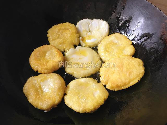 放入锅中中小火煎制，要翻面。