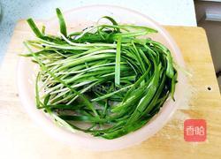 韭菜鸡蛋饼的做法图解1