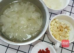冰糖银耳莲子百合甜羹的做法图解1