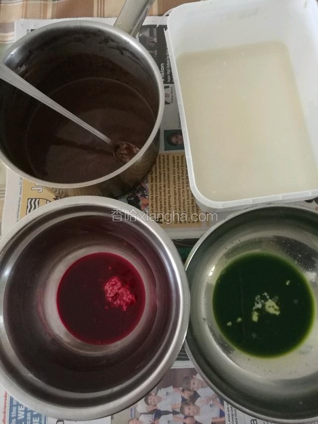 酵母用温水化开，分别和成想要颜色的面团醒发30分钟。