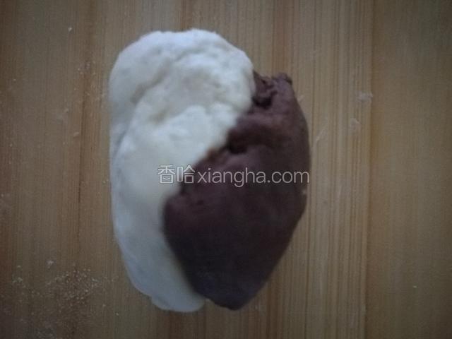 一块白面团一块巧克力面团组合在一起。
