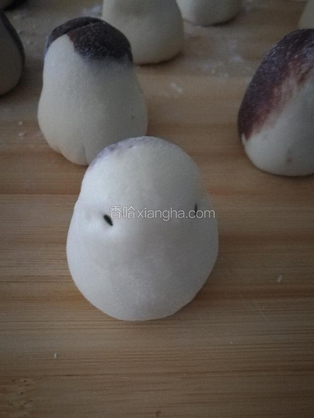 再用黑芝麻做眼睛