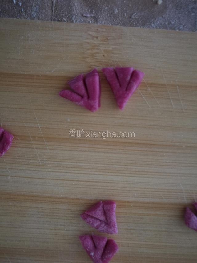 再用红色的面做企鹅的脚。