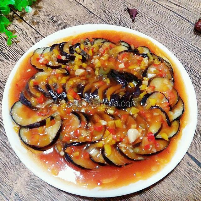 把汁浇到茄子上