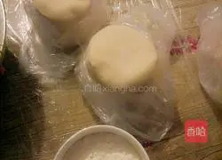 Illustration of how to make leek and pork dumplings 2