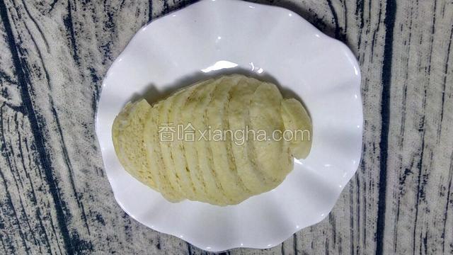 将馒头切成均匀薄片。