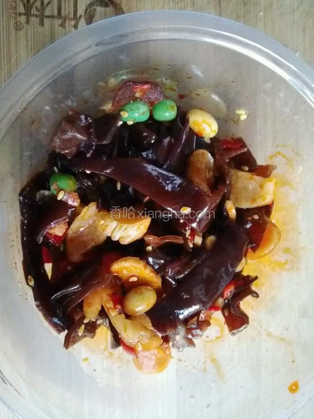 把各种原料：芥菜、萝卜干、桔梗、海带、海白菜、豌豆、花生米、松子、绿豆加入生抽、老抽、藤椒油、芥末油、醋均匀搅拌！