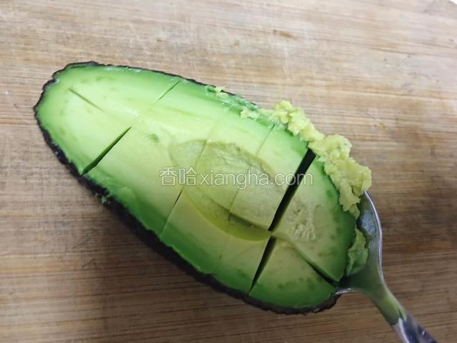用刀划开，拿勺子把肉弄出来。