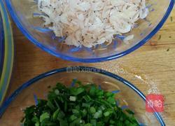 春季时令蔬菜之韭菜鸡蛋虾米饼的做法图解2