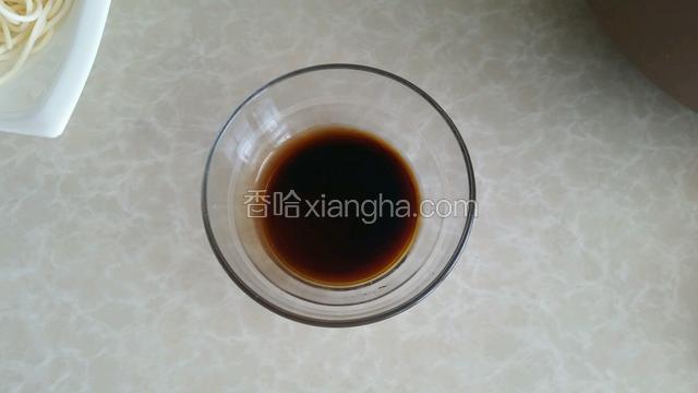 把适量生抽、老抽、白糖、盐，料酒，蚝油倒入小碗中备用。