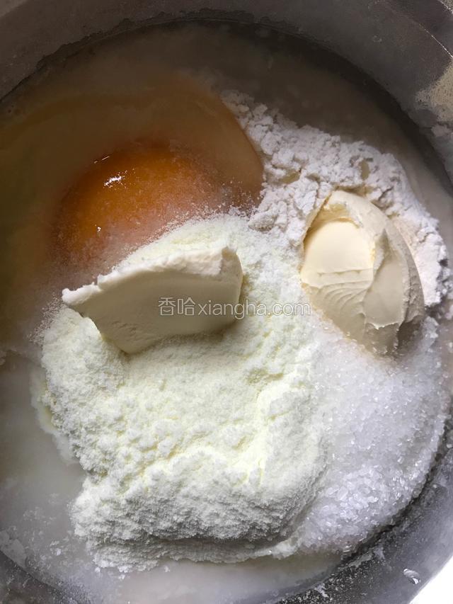 将种面团的材料混合。（种面团里不放鸡蛋）下图是主面团的图，特此说明！