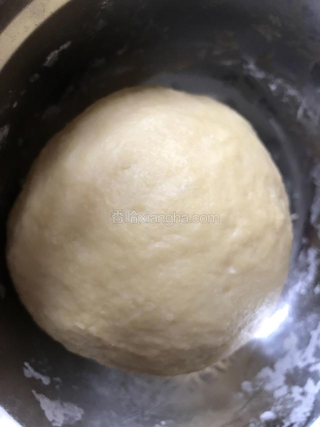 再将主面团的材料混合，主面团和好后与种面团和在一起，最后放黄油，面团和到表面光滑，出筋膜。