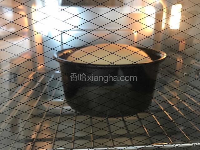 将面团分成两份，分别放入两个六寸的蛋糕模具中，入烤箱50度，60分钟，再次发酵，到两倍大。