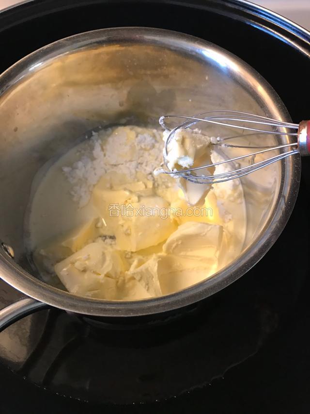 等待面包晾凉期间做奶酪馅，奶酪，淡奶油，糖粉混合隔水用手动打蛋器搅拌。