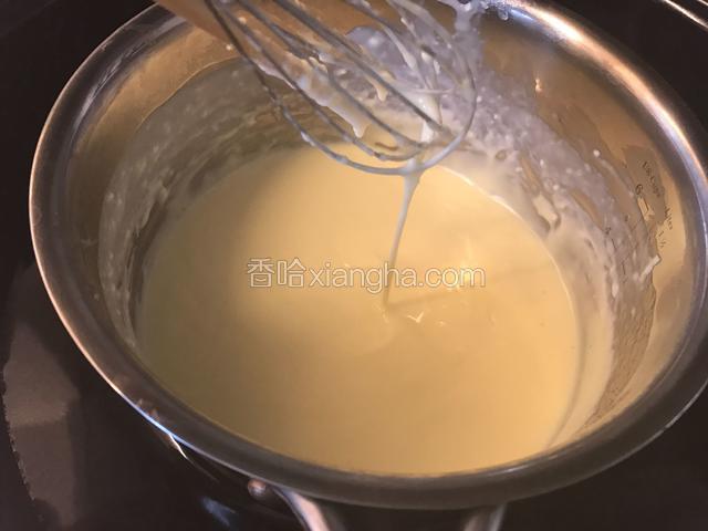 搅拌至顺滑有流动性的液体关火。