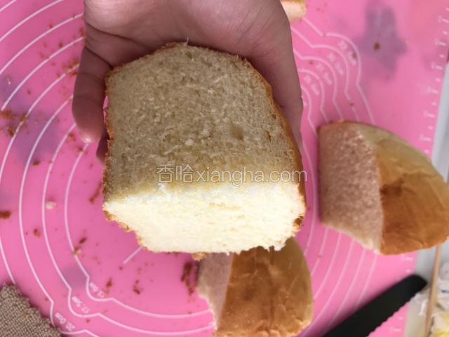 面包切成四块。也可以在面包中间切一刀，把馅抹进去。
