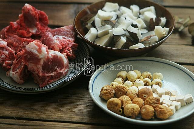 准备好材料，海椰皇敲开壳后将椰肉对切，其他汤料稍作清洗。