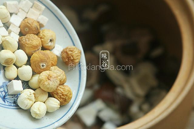 所有材料和姜片一起下瓦煲，加水2500毫升（约10碗量）按自己家庭情况；大火滚沸后改小火煲约1 个半至2小时.