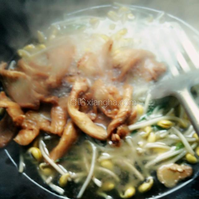 肉片捞入豆芽汤锅