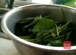 菠菜鸡蛋面的做法图解1