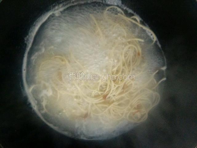 烧开后放入适量冷水继续煮两至三分钟