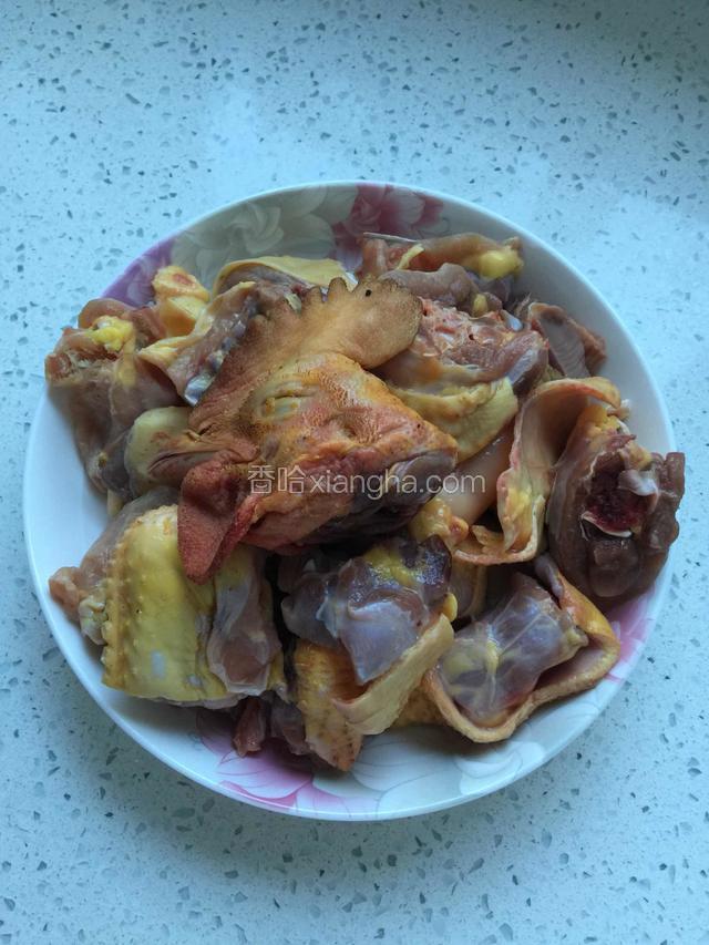 鸡肉清洗干净。