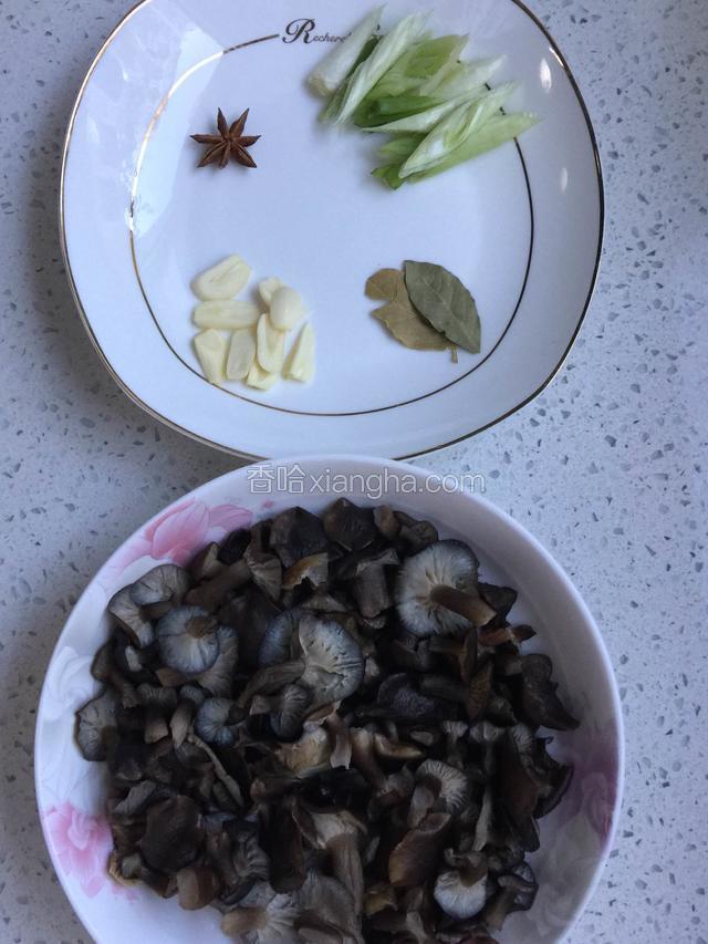 将鸡肉焯水去除多余的油脂，捞出备用，蘑菇洗净，葱切块，蒜切片。