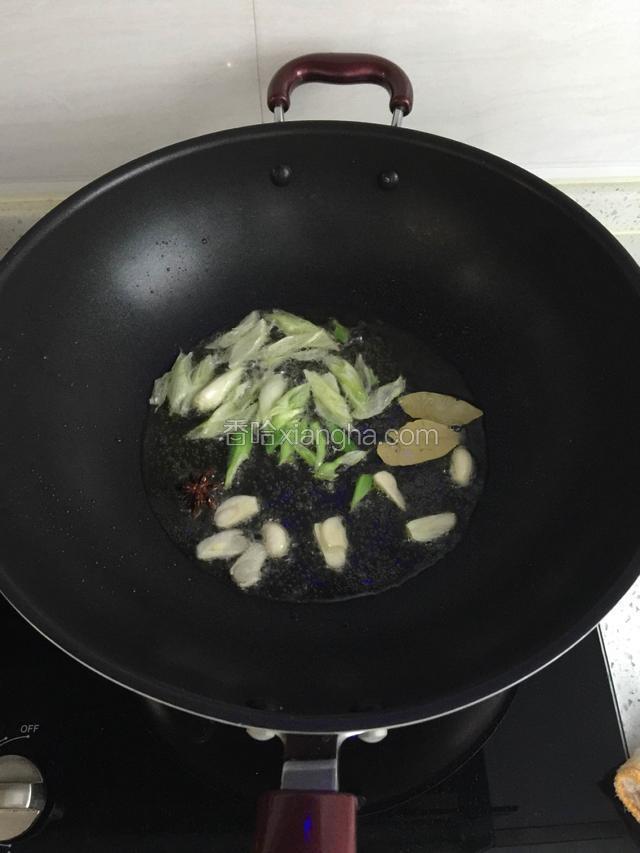 锅倒入少许花生油和猪油烧热放入葱块，蒜片，八角，香叶爆出香味。