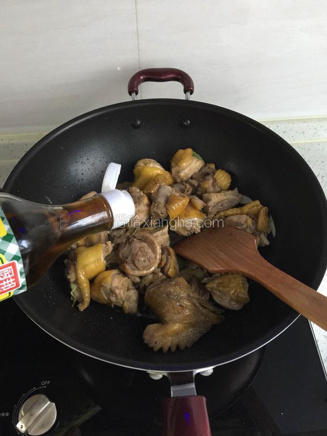 倒入焯好的鸡肉翻炒片刻，加入料酒，生抽，少许老抽翻炒上色。