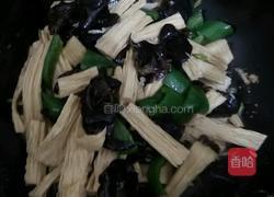 青椒木耳炒腐竹的做法图解4