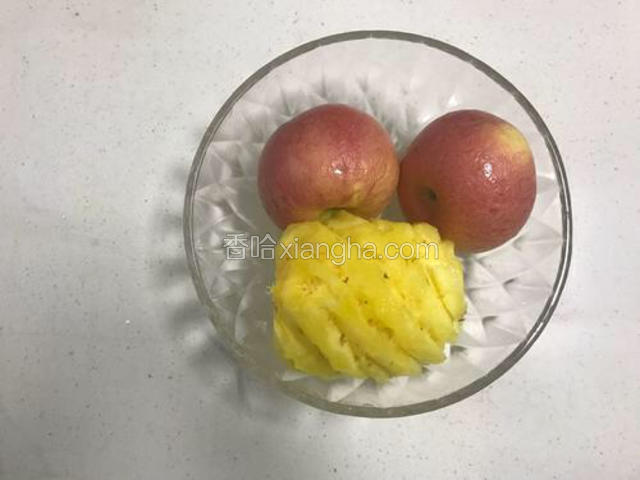 准备食材，将菠萝削皮，苹果洗净
