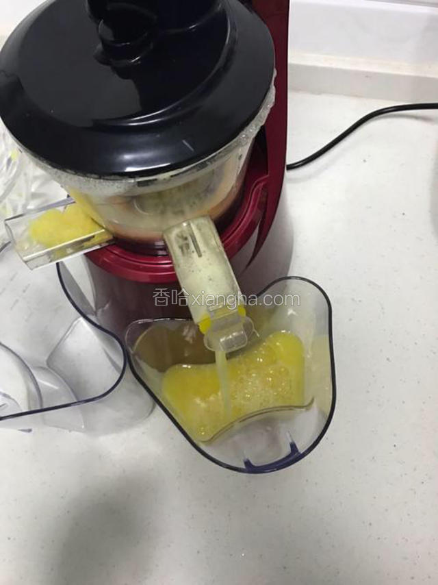 让榨好的菠萝汁流入容器中。
