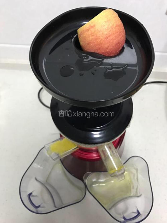 将苹果切成块放入榨汁机内，根据个人喜好，可兑水