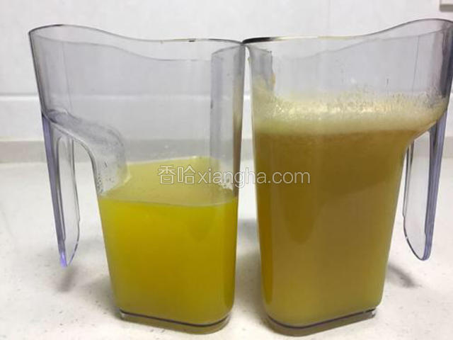 好了，这就是榨好的菠萝汁（400ml）和苹果汁（800ml），根据个人喜好，菠萝汁和苹果汁按一定比例调成你喜欢的口味，可适量加入白糖。还可以再放入樱桃?和柠檬片?装饰。