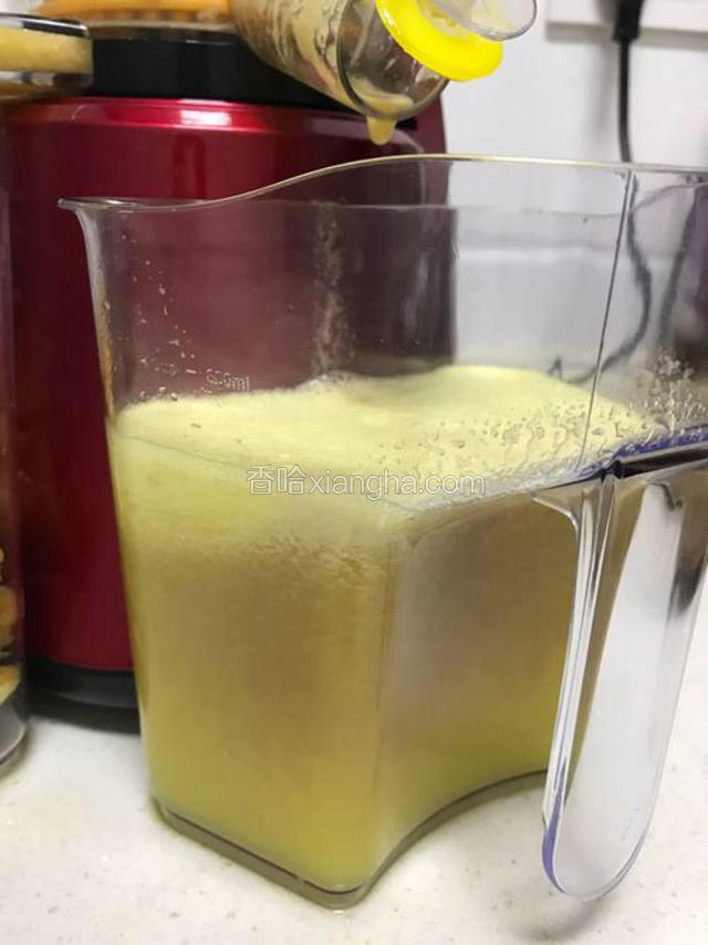 让榨好的苹果汁流入另外一个容器中，也可以与菠萝汁中混合。（我喜欢分开放置）