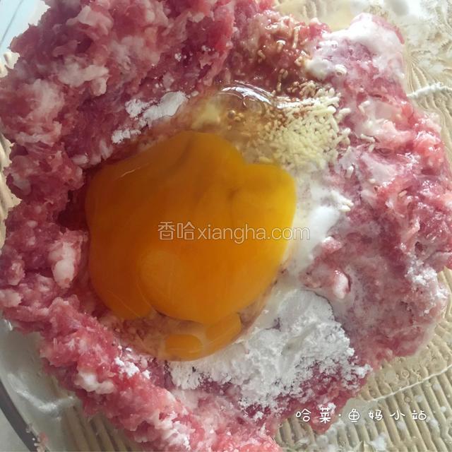 在肉末中加入适量的盐、淀粉、鸡精，再放入一个鸡蛋的一起搅拌均匀。
