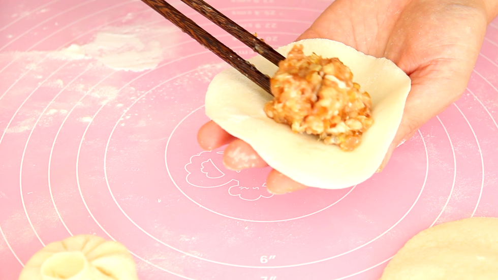 取饼皮在中间放入适量馅料