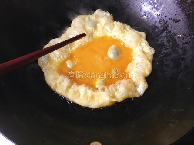 热锅倒入花生油烧热，开中小火倒入打散的蛋液。