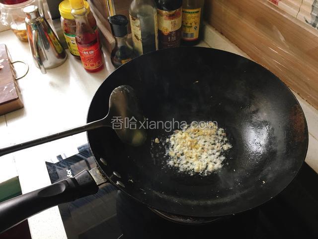 锅内再倒入适量的花生油烧热，开小火放入姜末蒜末炒香。
