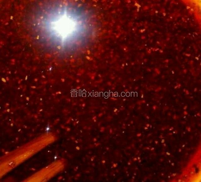 再加上一小勺辣油；