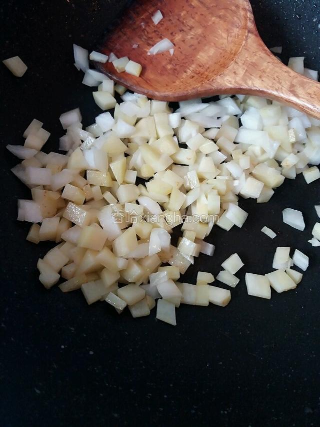 加入葱头翻炒