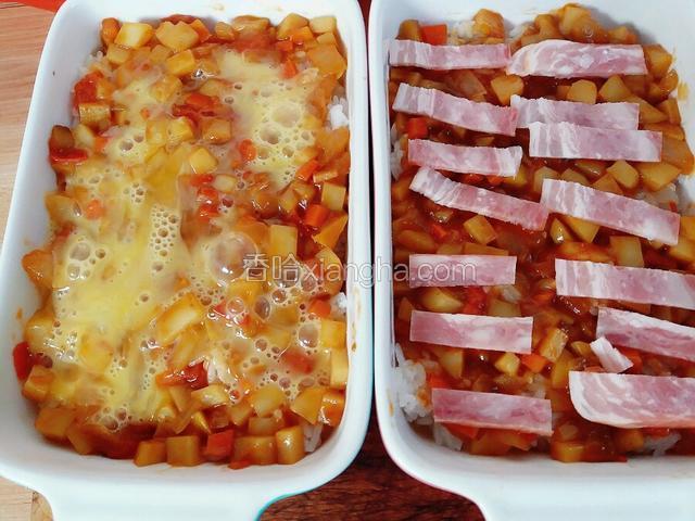 鸡蛋和培根铺上（我做了两种）