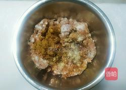 玉米面酸菜蒸饺的做法图解2