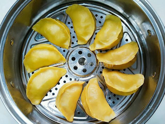 蒸锅水开后放入蒸饺，蒸15分钟即可。